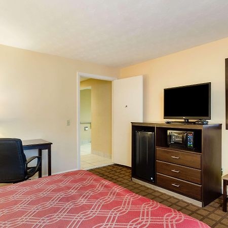 Econo Lodge Boston-Malden Bagian luar foto