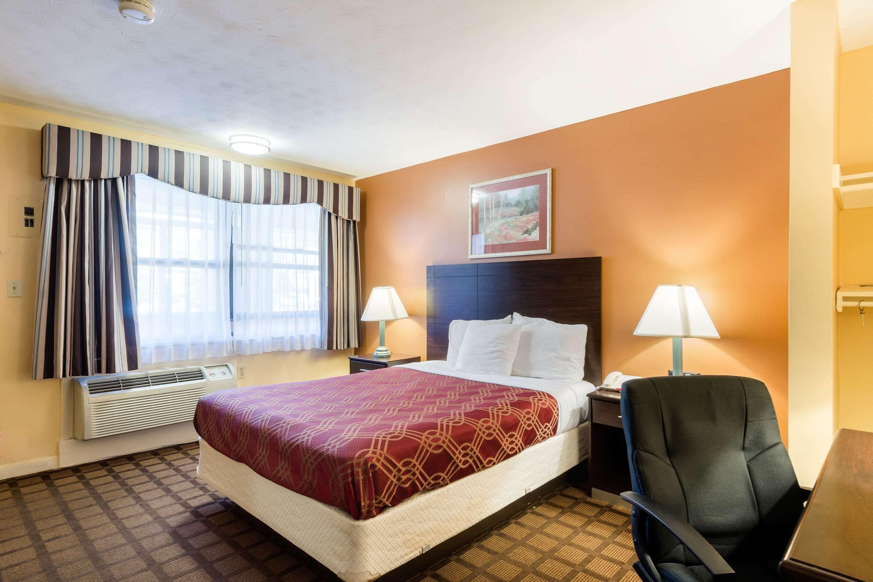 Econo Lodge Boston-Malden Bagian luar foto