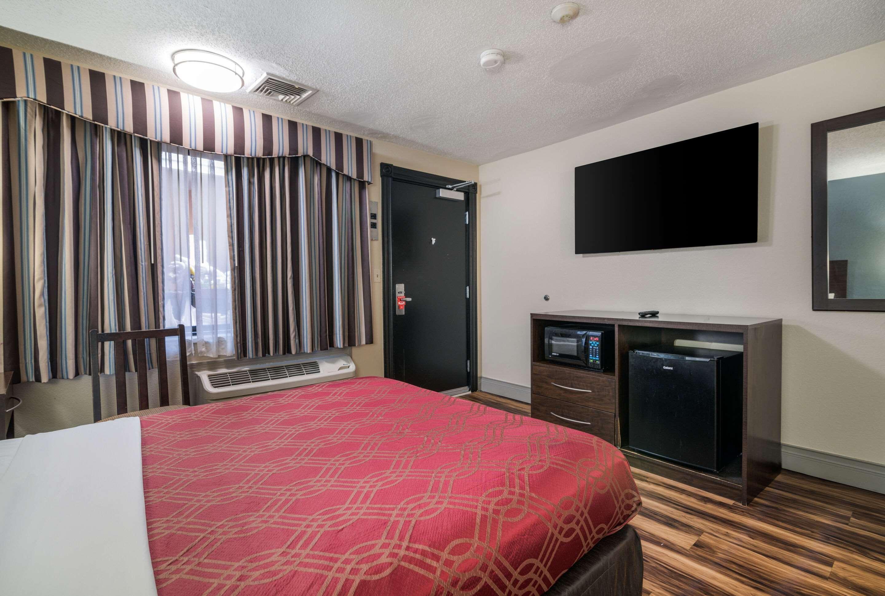 Econo Lodge Boston-Malden Bagian luar foto