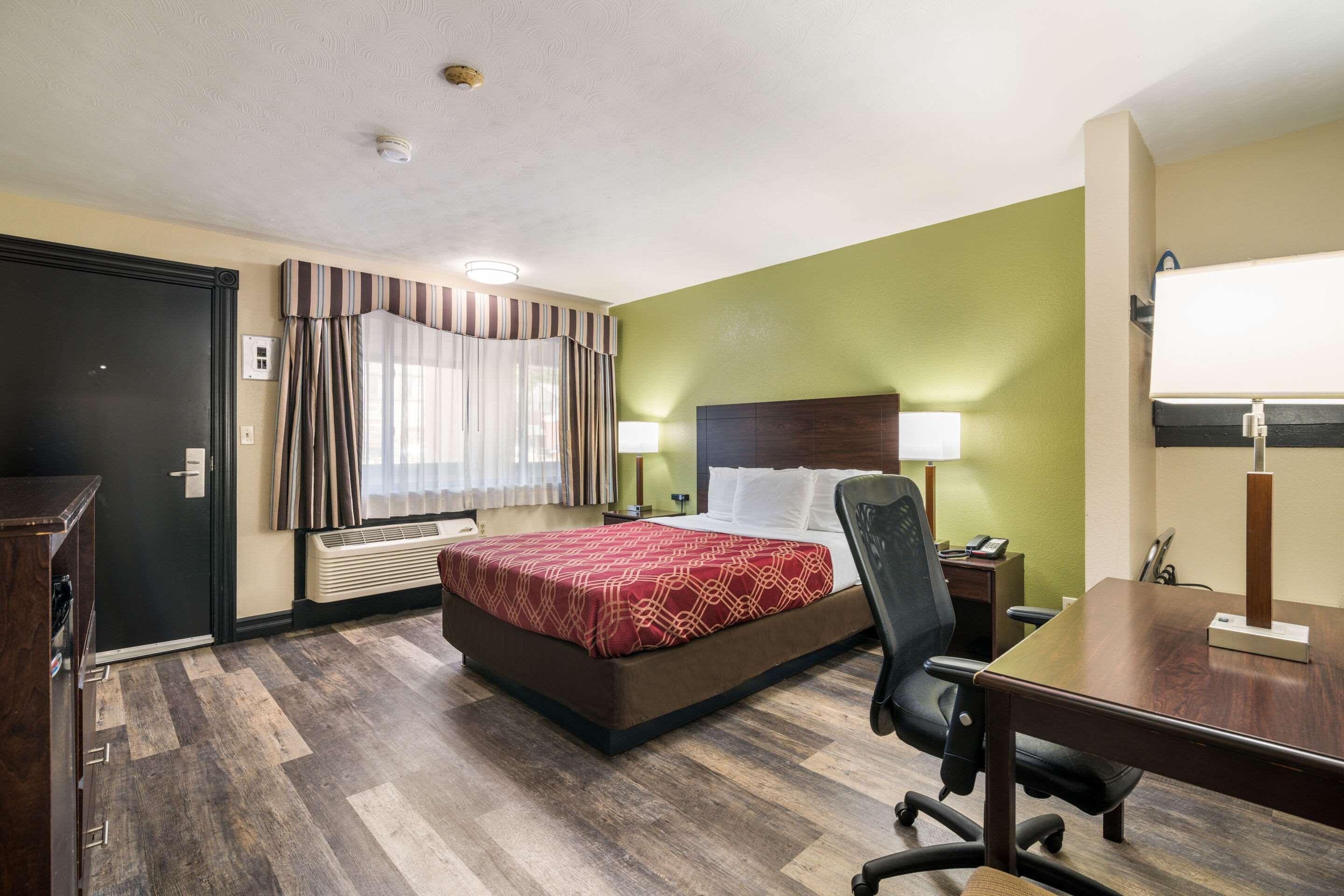 Econo Lodge Boston-Malden Bagian luar foto