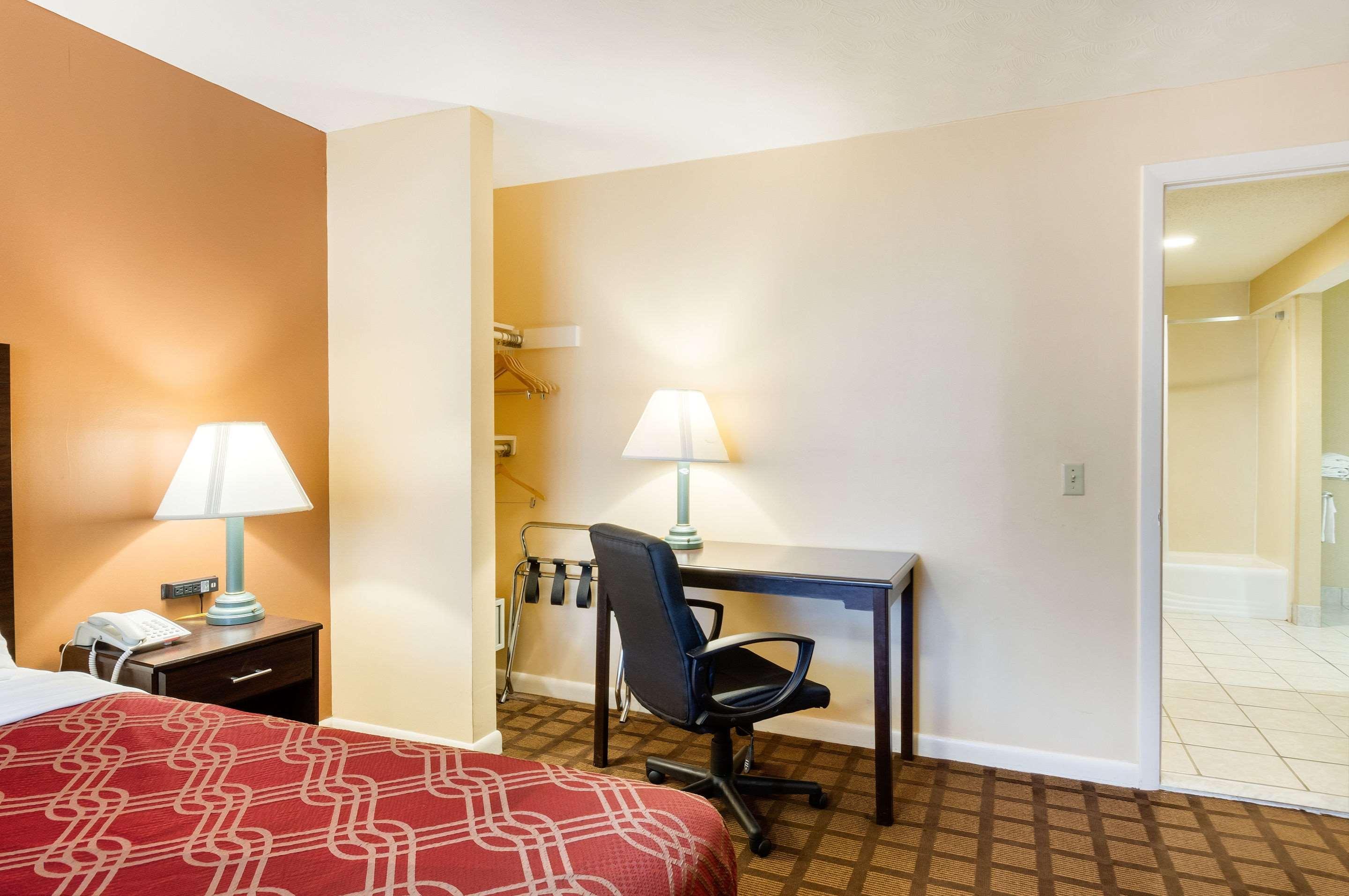Econo Lodge Boston-Malden Bagian luar foto