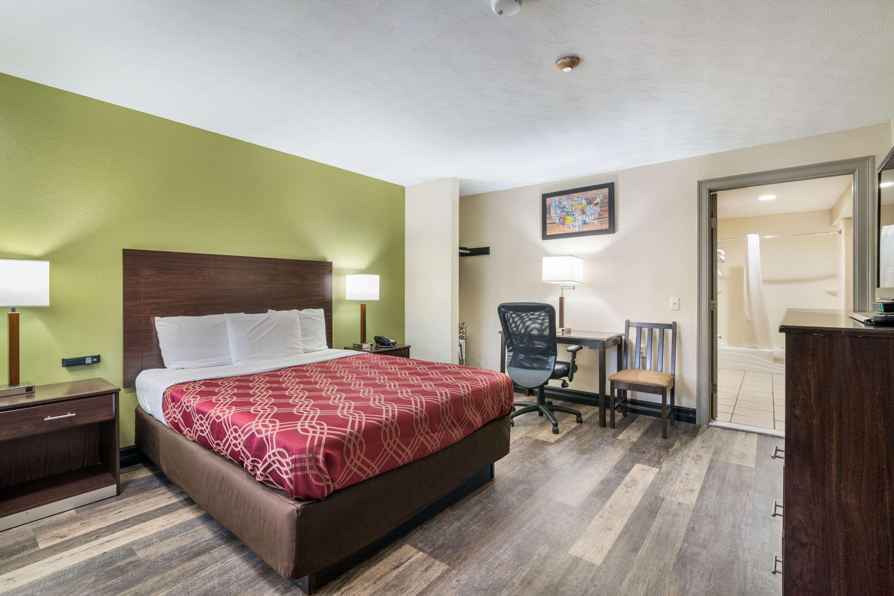 Econo Lodge Boston-Malden Bagian luar foto