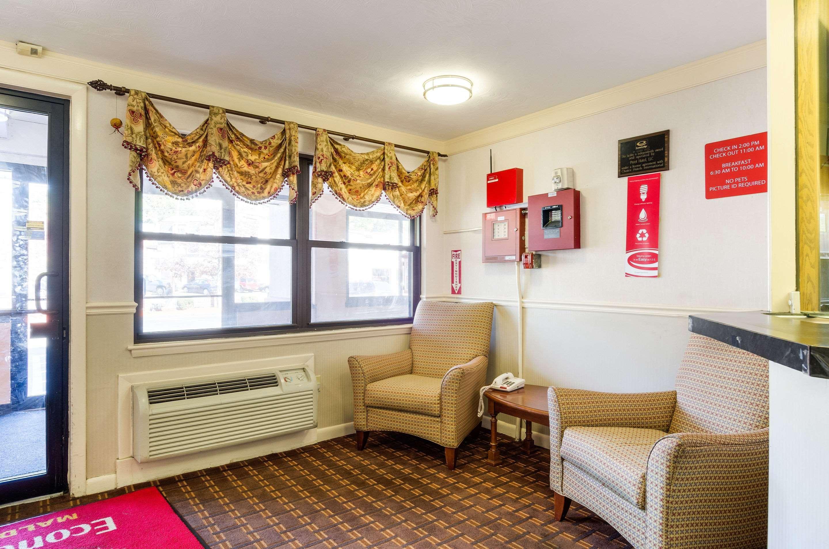 Econo Lodge Boston-Malden Bagian luar foto