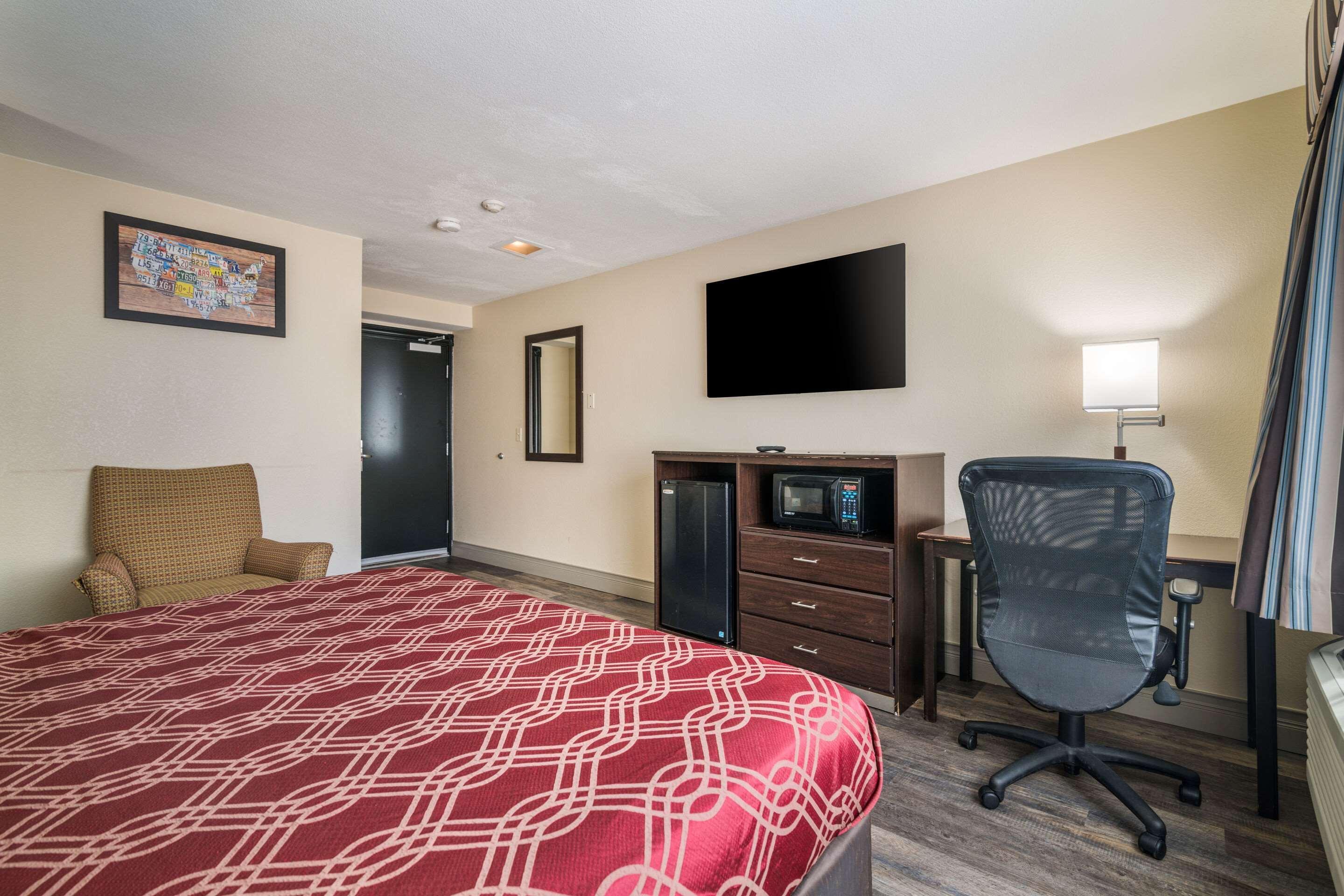 Econo Lodge Boston-Malden Bagian luar foto