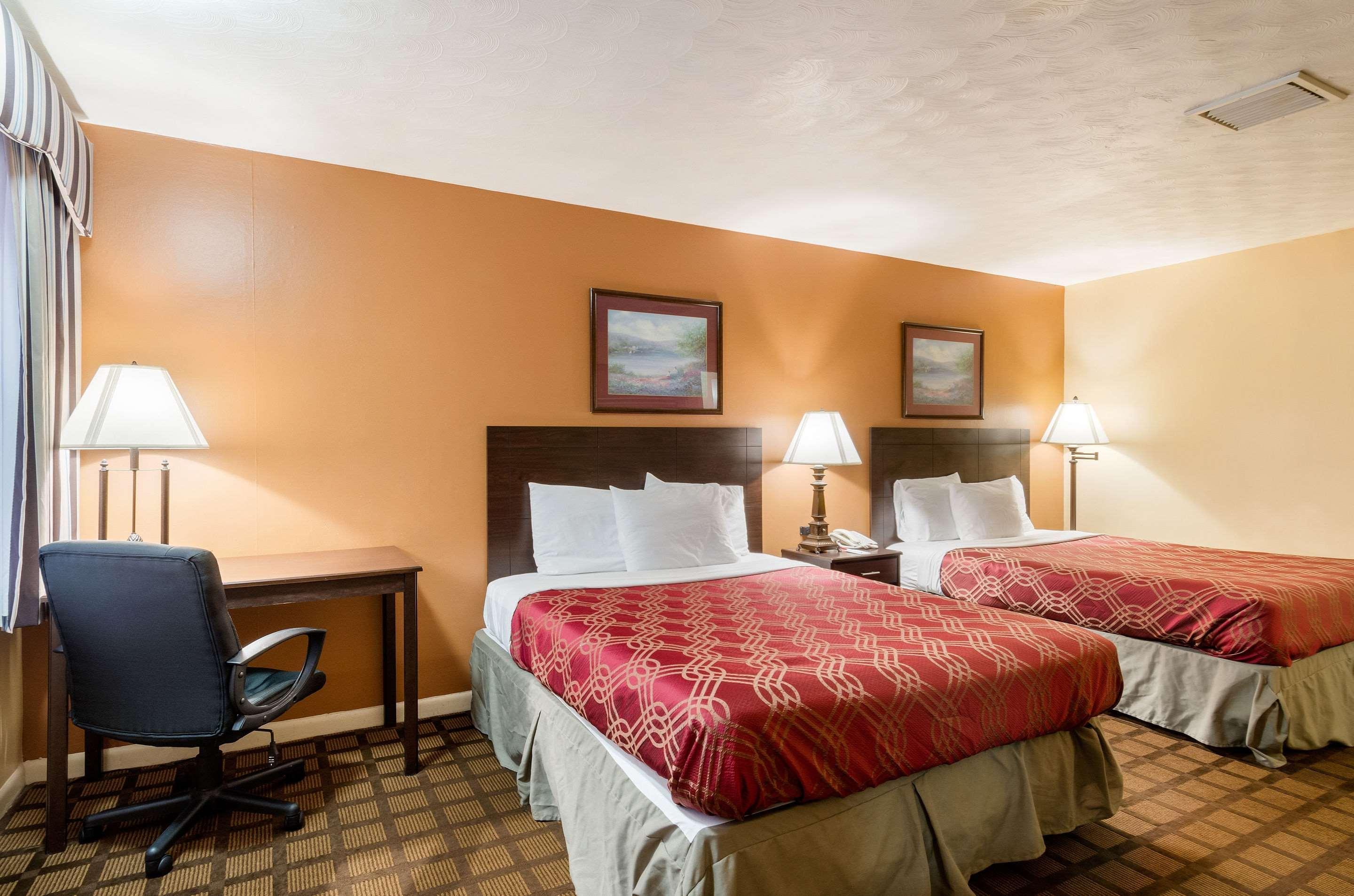 Econo Lodge Boston-Malden Bagian luar foto