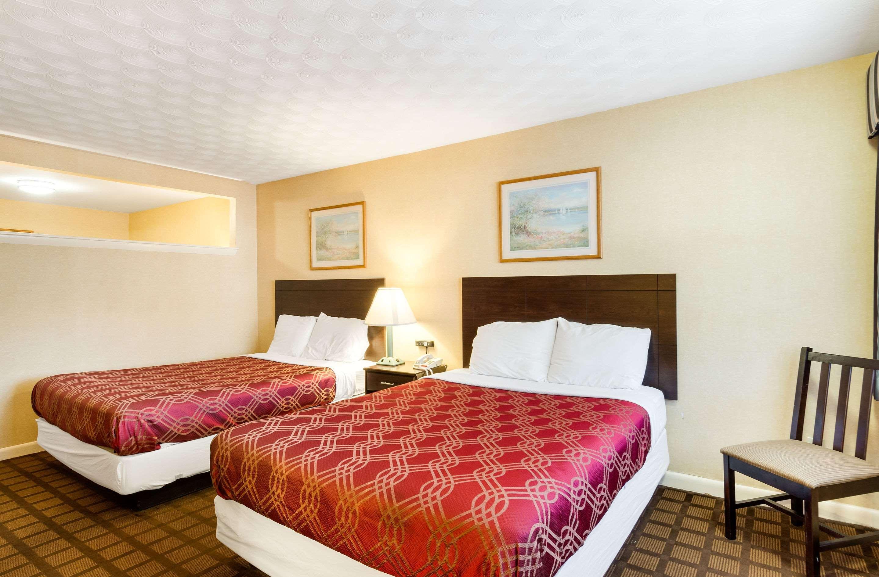 Econo Lodge Boston-Malden Bagian luar foto