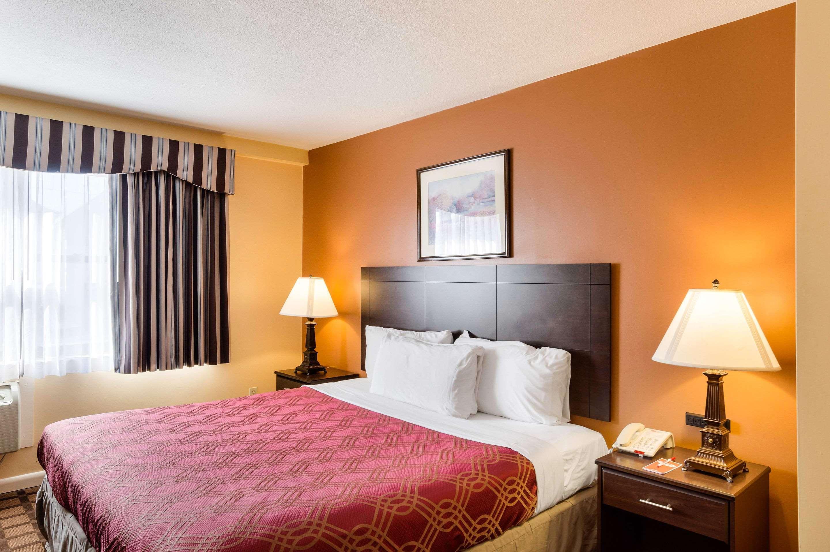 Econo Lodge Boston-Malden Bagian luar foto