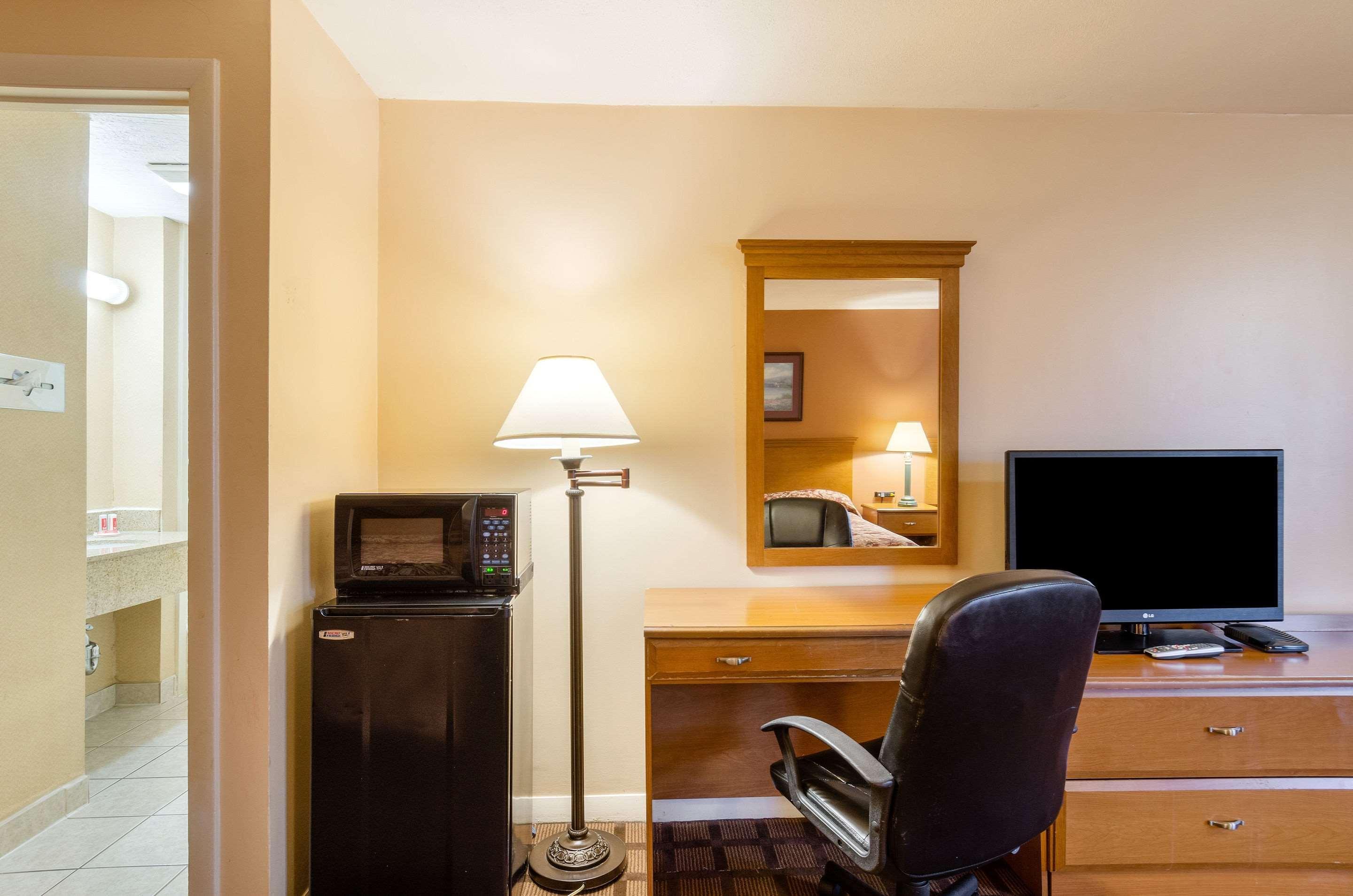 Econo Lodge Boston-Malden Bagian luar foto