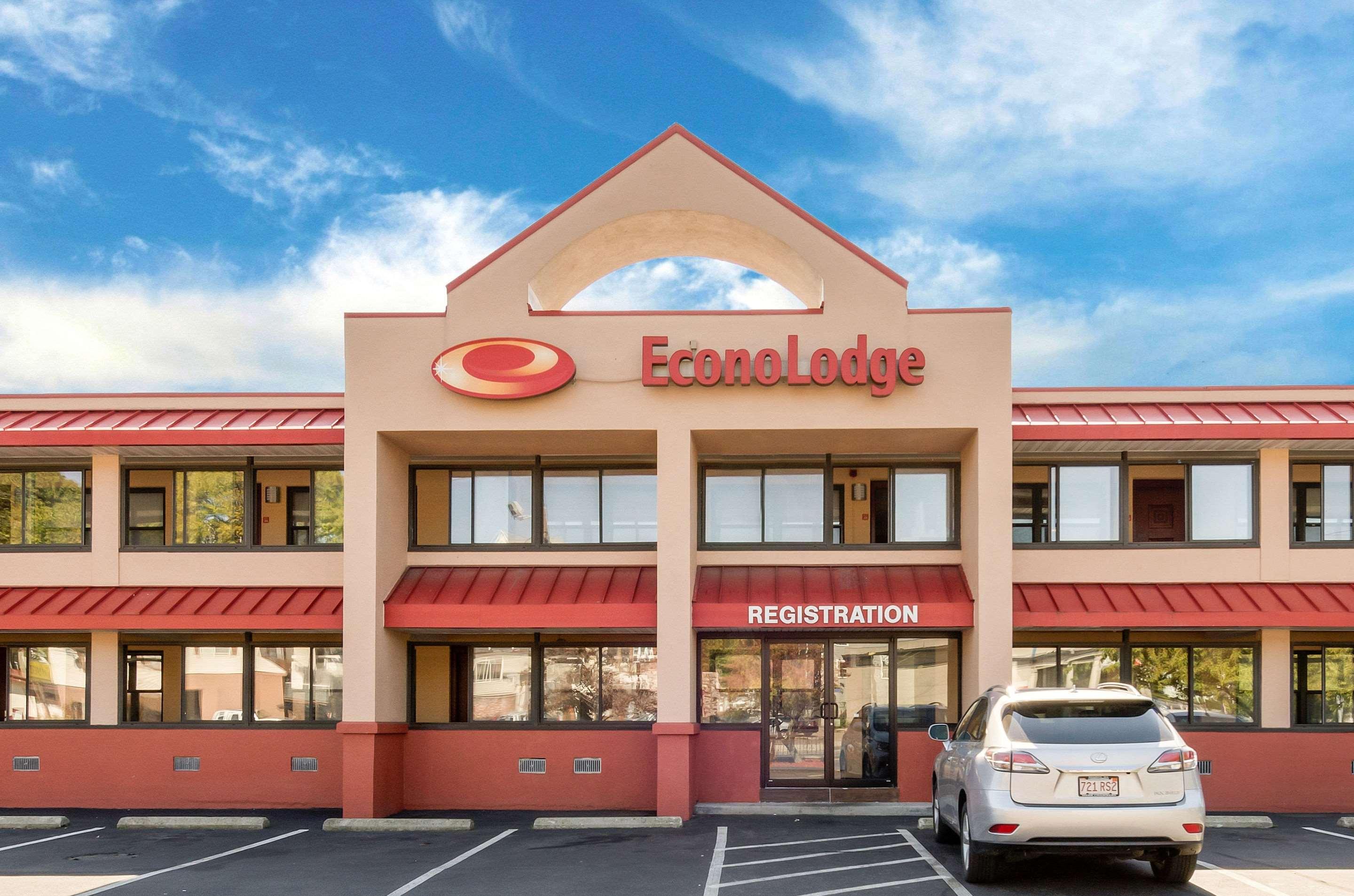 Econo Lodge Boston-Malden Bagian luar foto