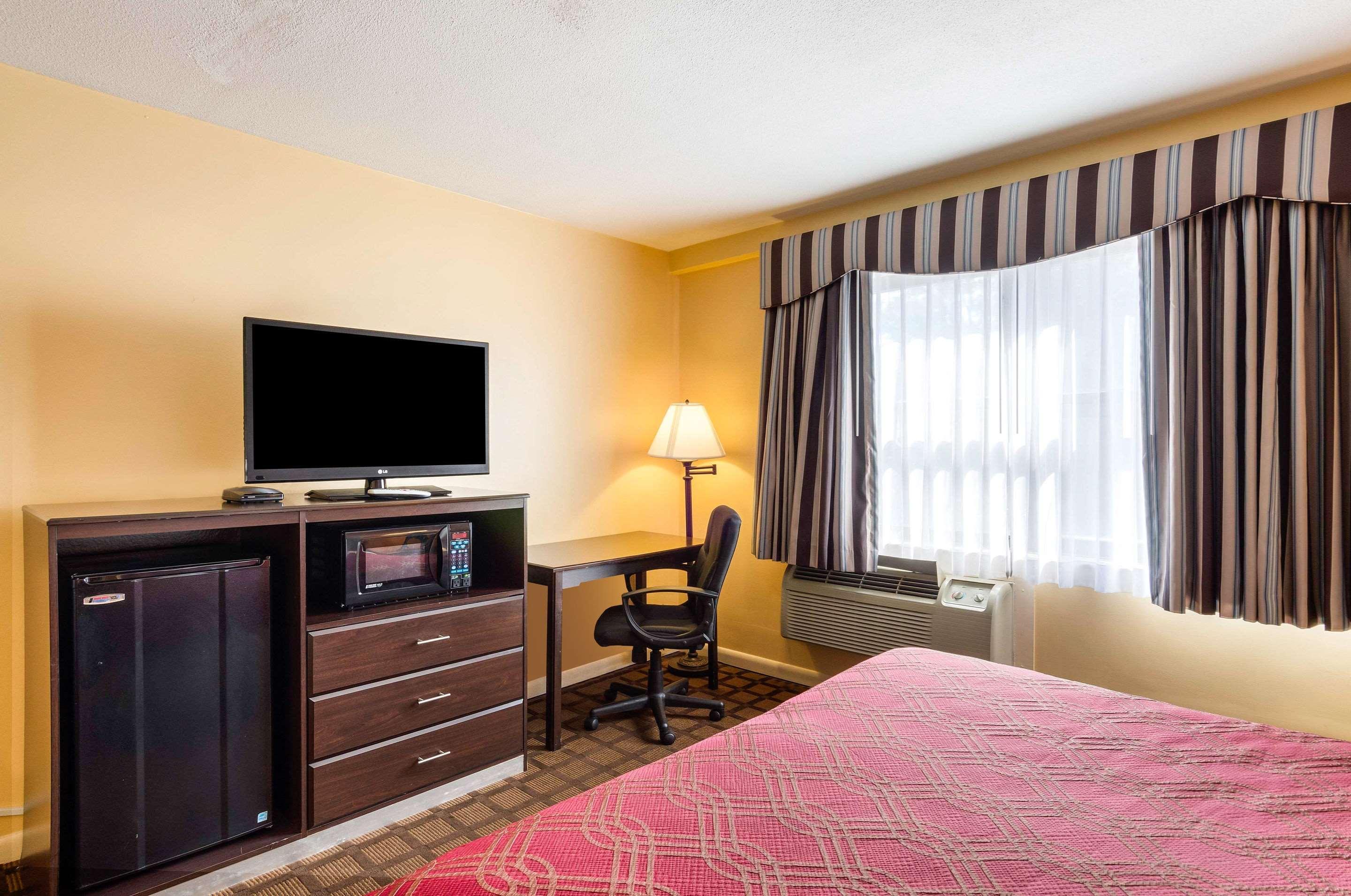 Econo Lodge Boston-Malden Bagian luar foto