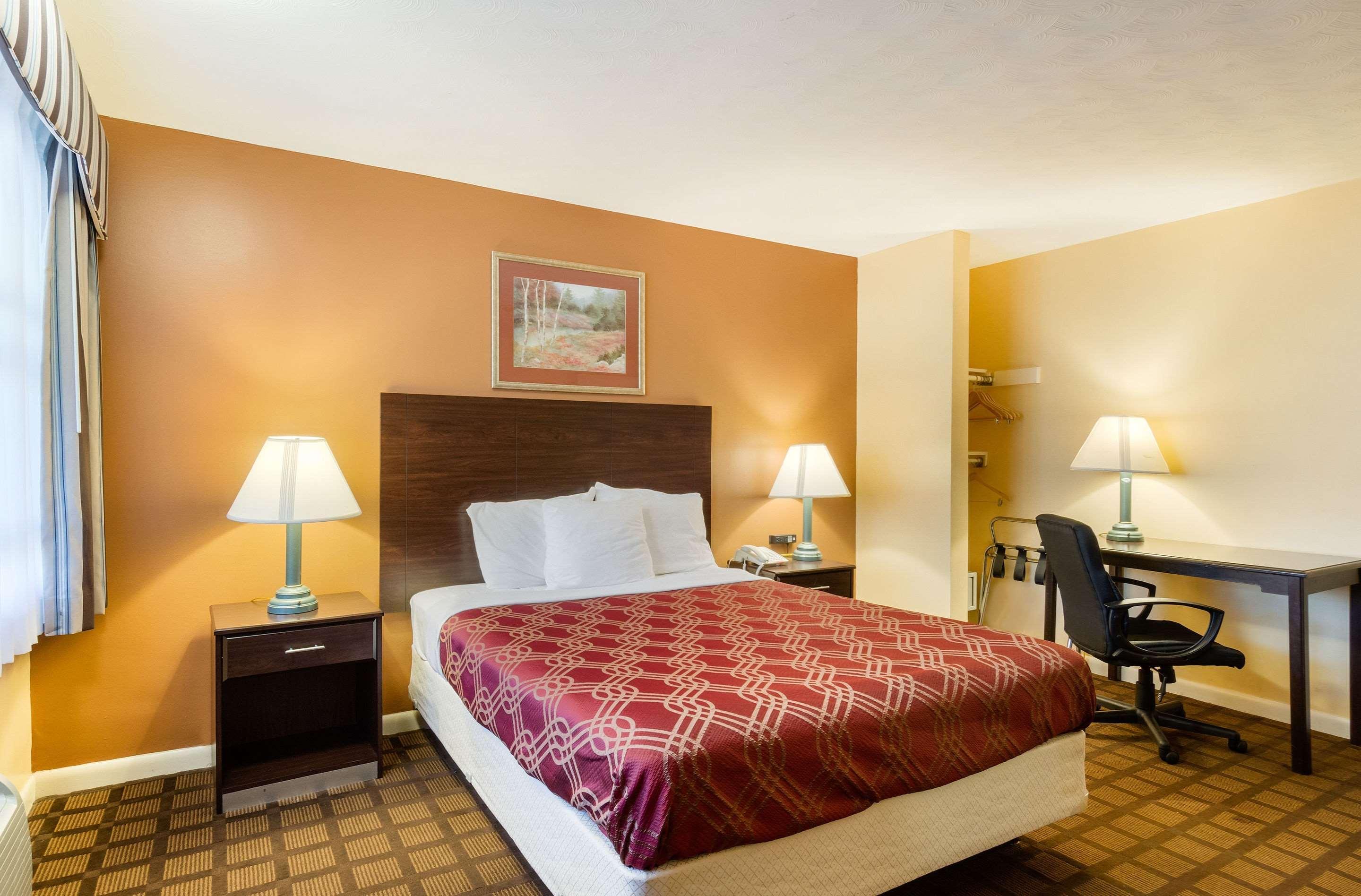 Econo Lodge Boston-Malden Bagian luar foto