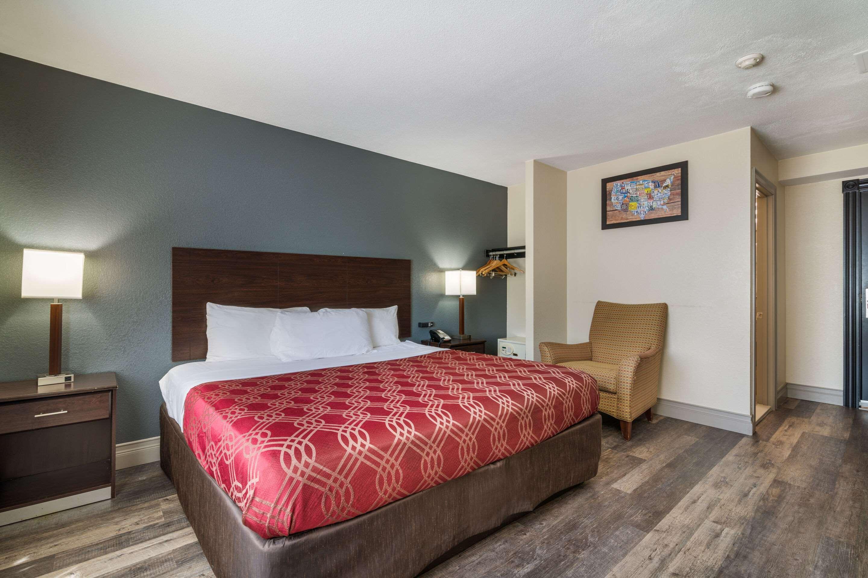 Econo Lodge Boston-Malden Bagian luar foto