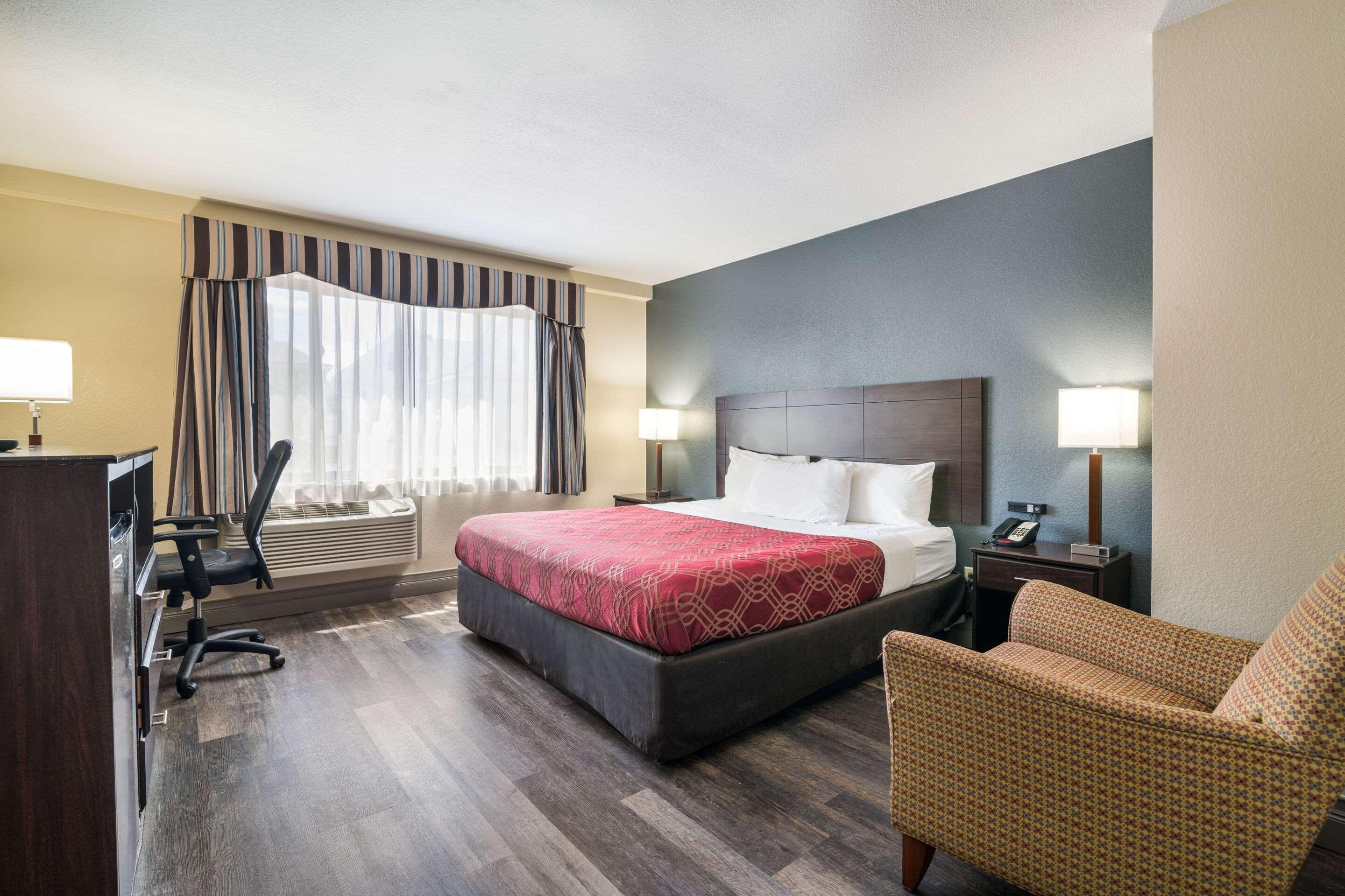 Econo Lodge Boston-Malden Bagian luar foto