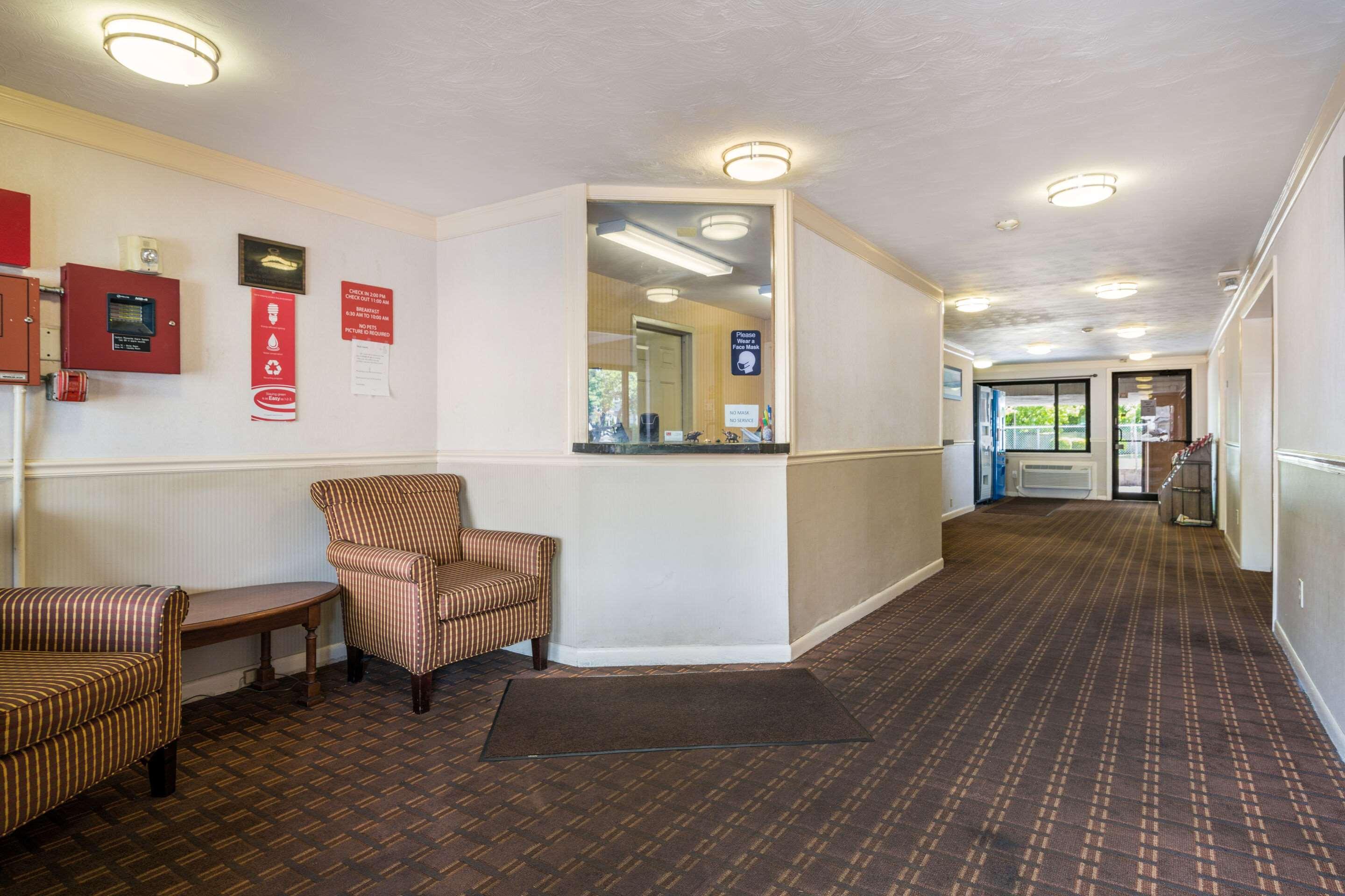 Econo Lodge Boston-Malden Bagian luar foto