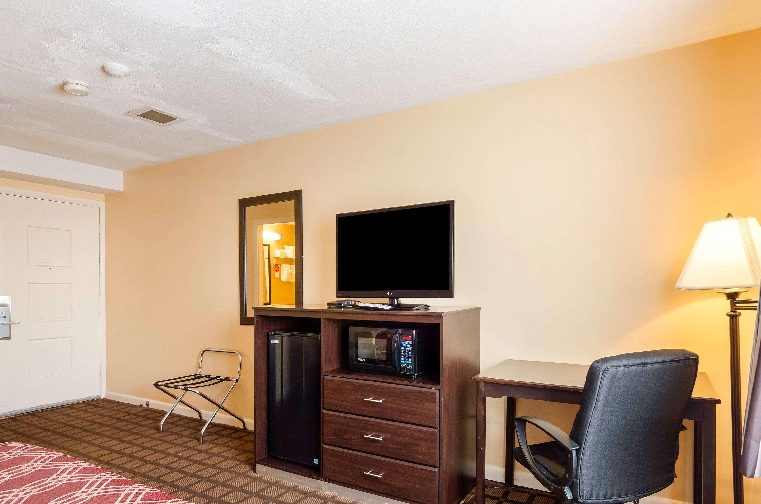 Econo Lodge Boston-Malden Bagian luar foto