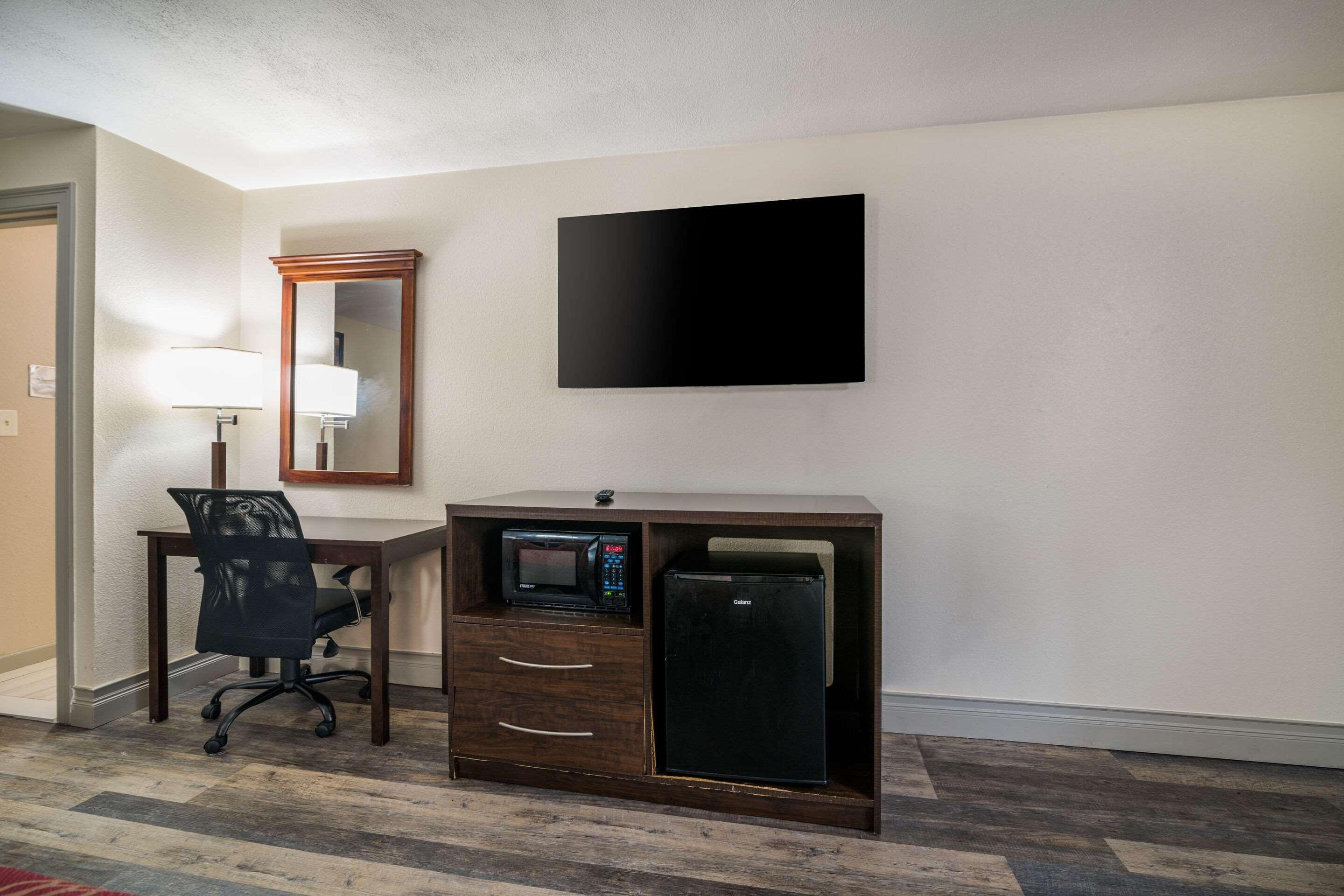 Econo Lodge Boston-Malden Bagian luar foto
