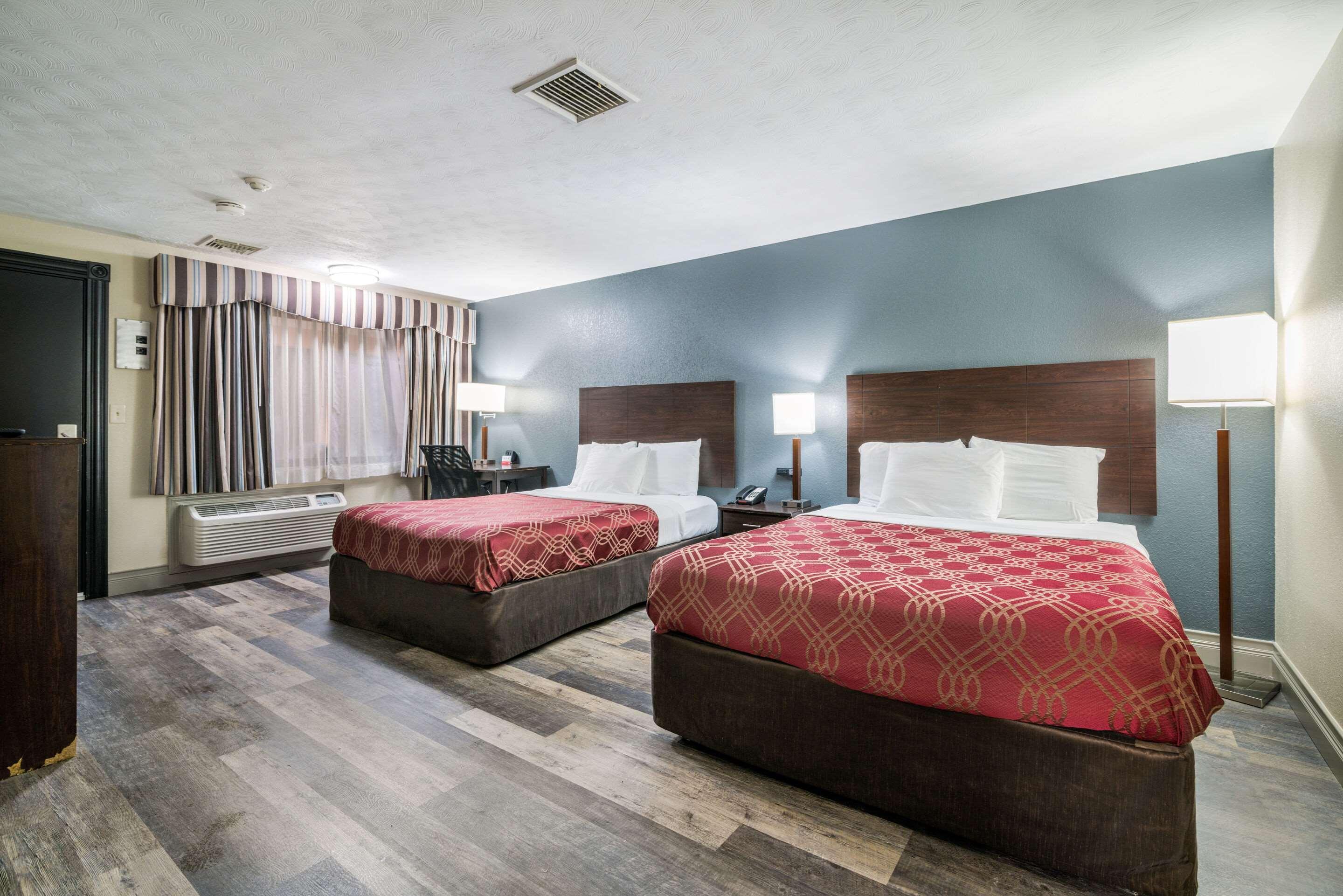 Econo Lodge Boston-Malden Bagian luar foto