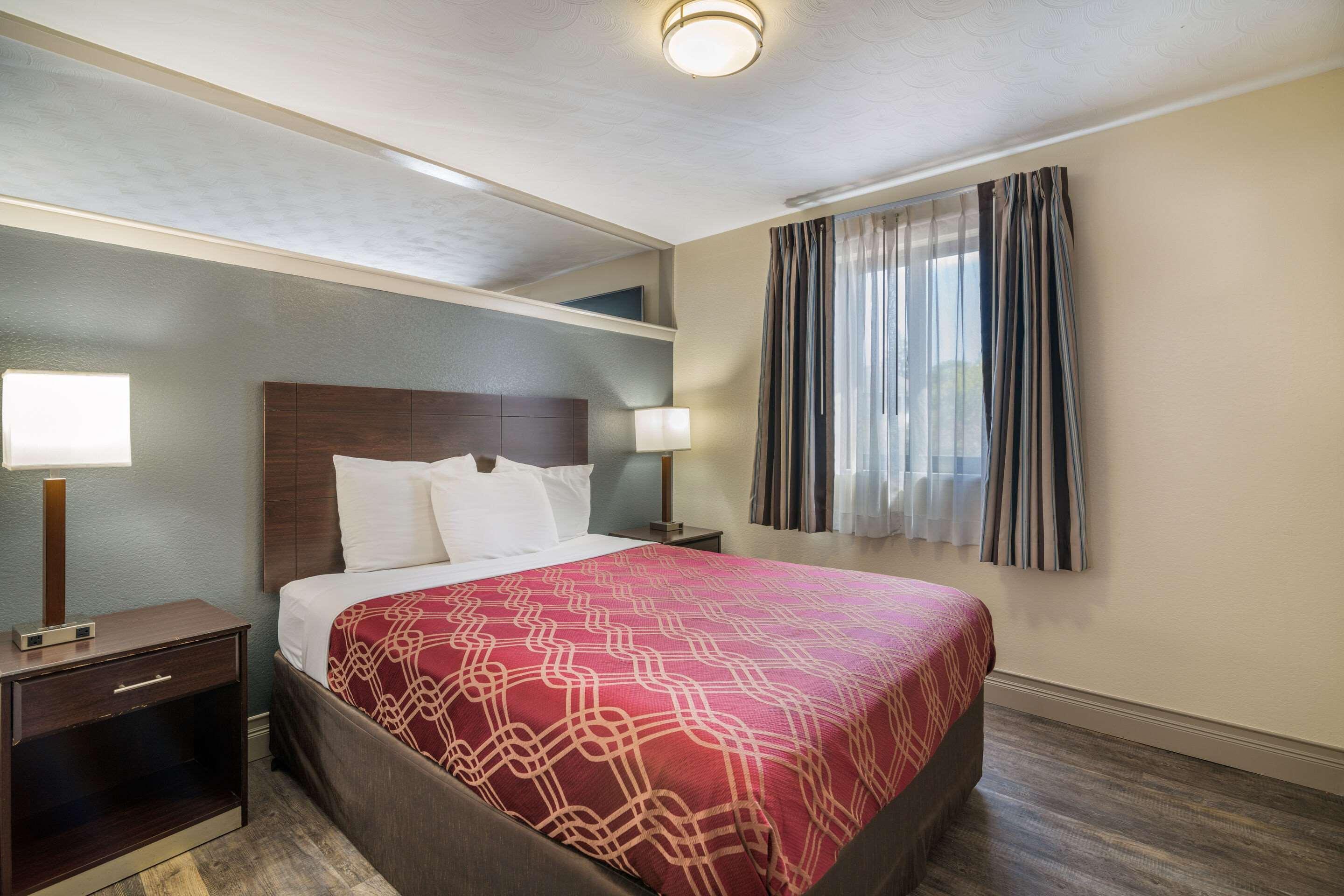 Econo Lodge Boston-Malden Bagian luar foto