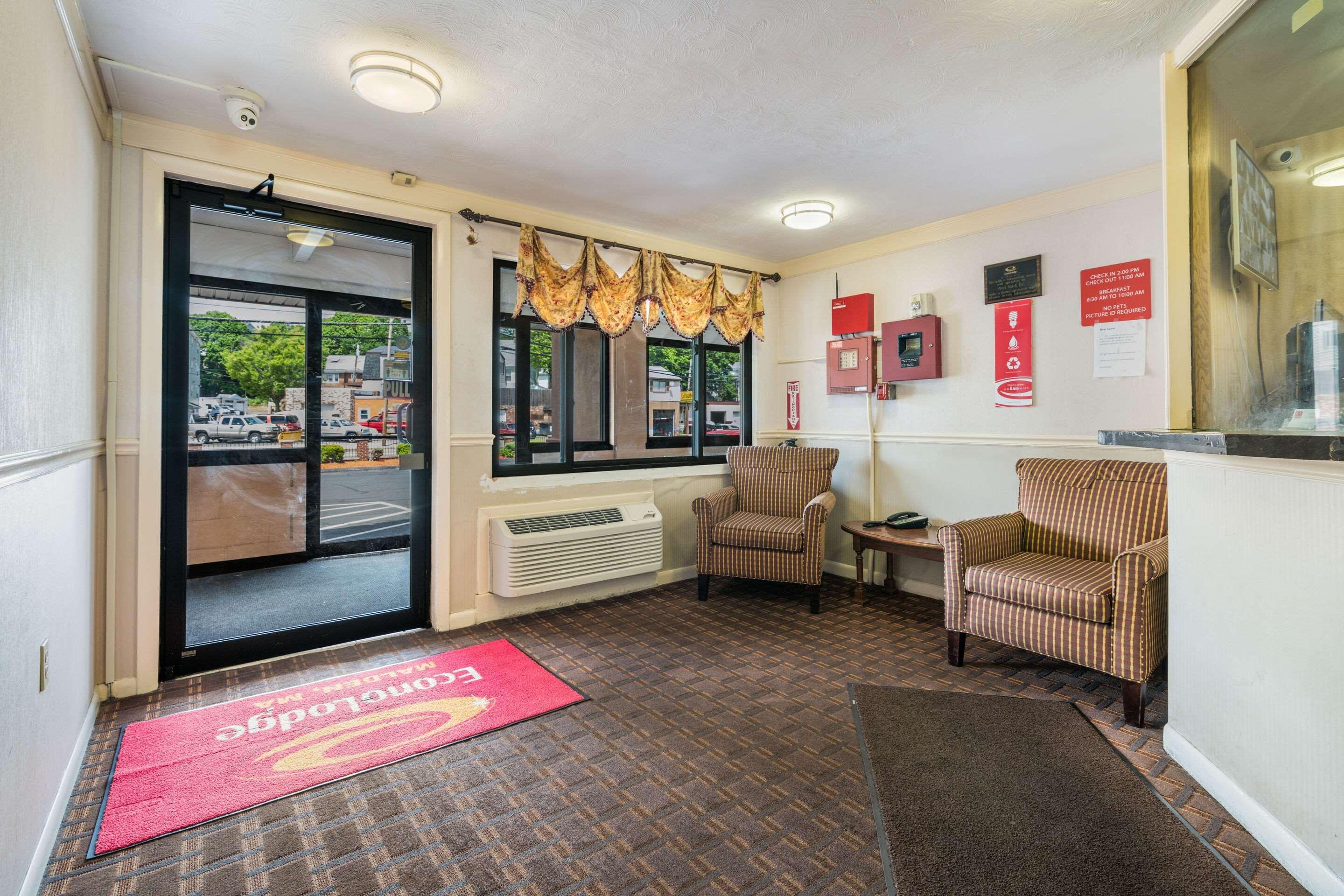 Econo Lodge Boston-Malden Bagian luar foto