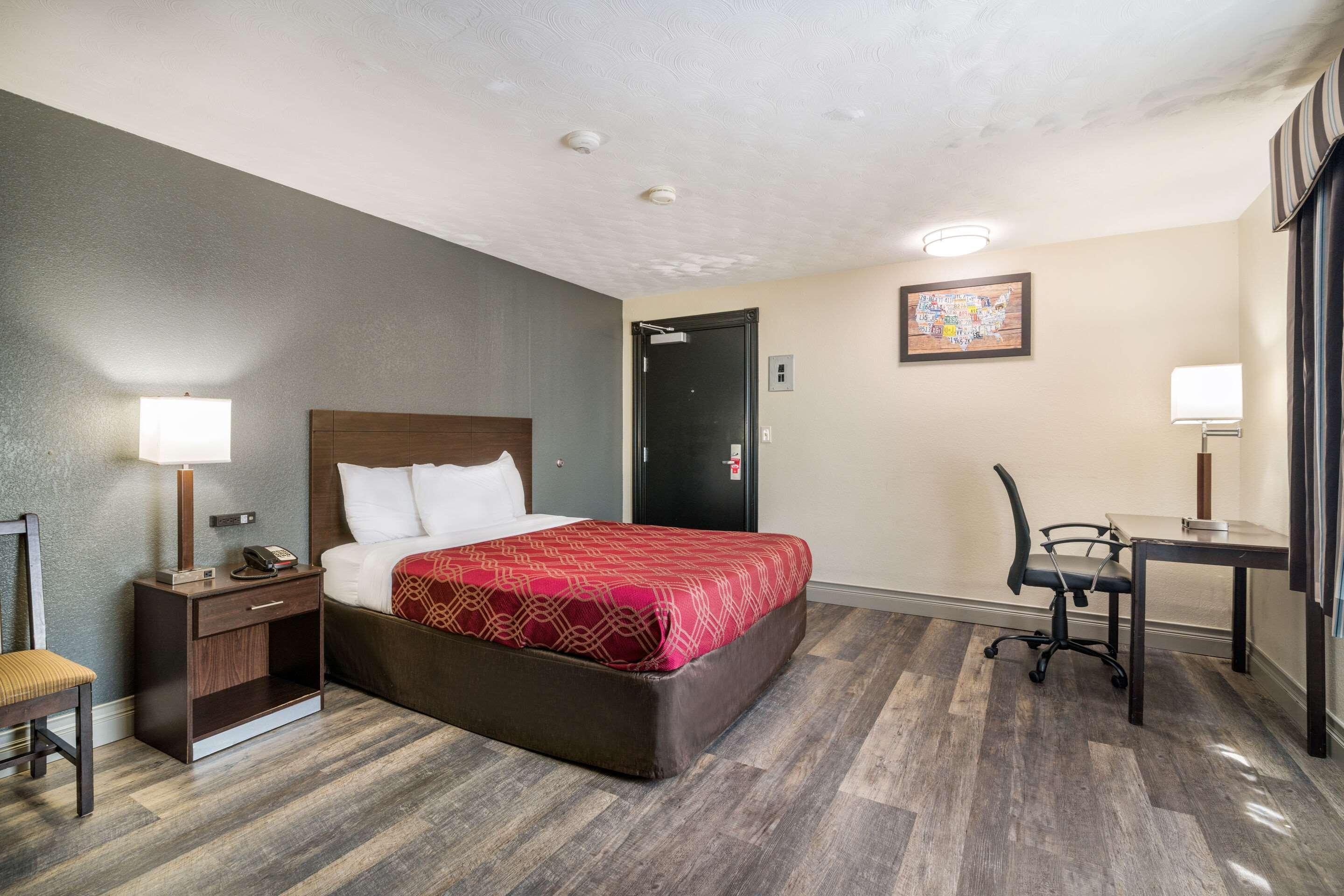 Econo Lodge Boston-Malden Bagian luar foto