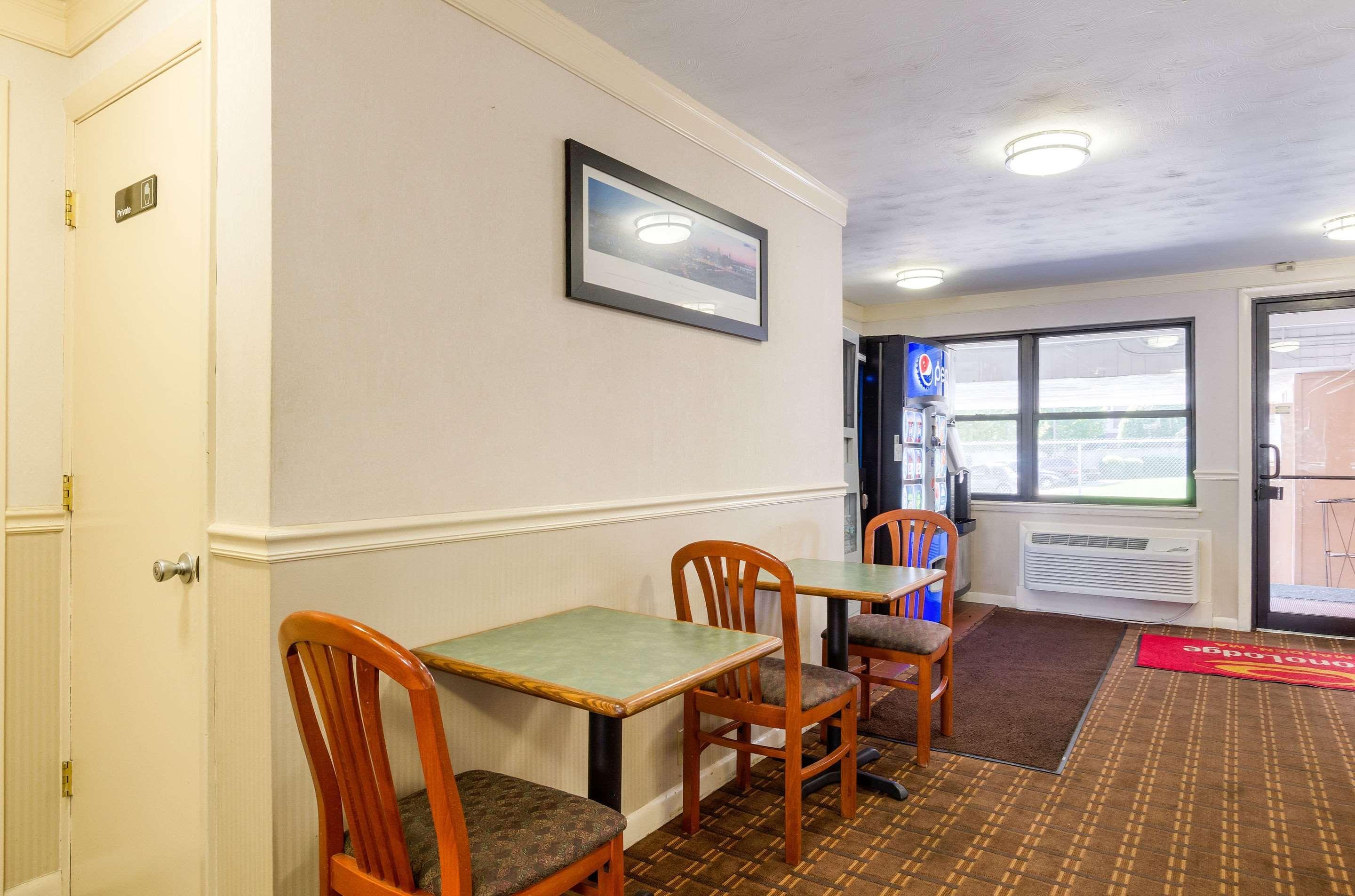 Econo Lodge Boston-Malden Bagian luar foto