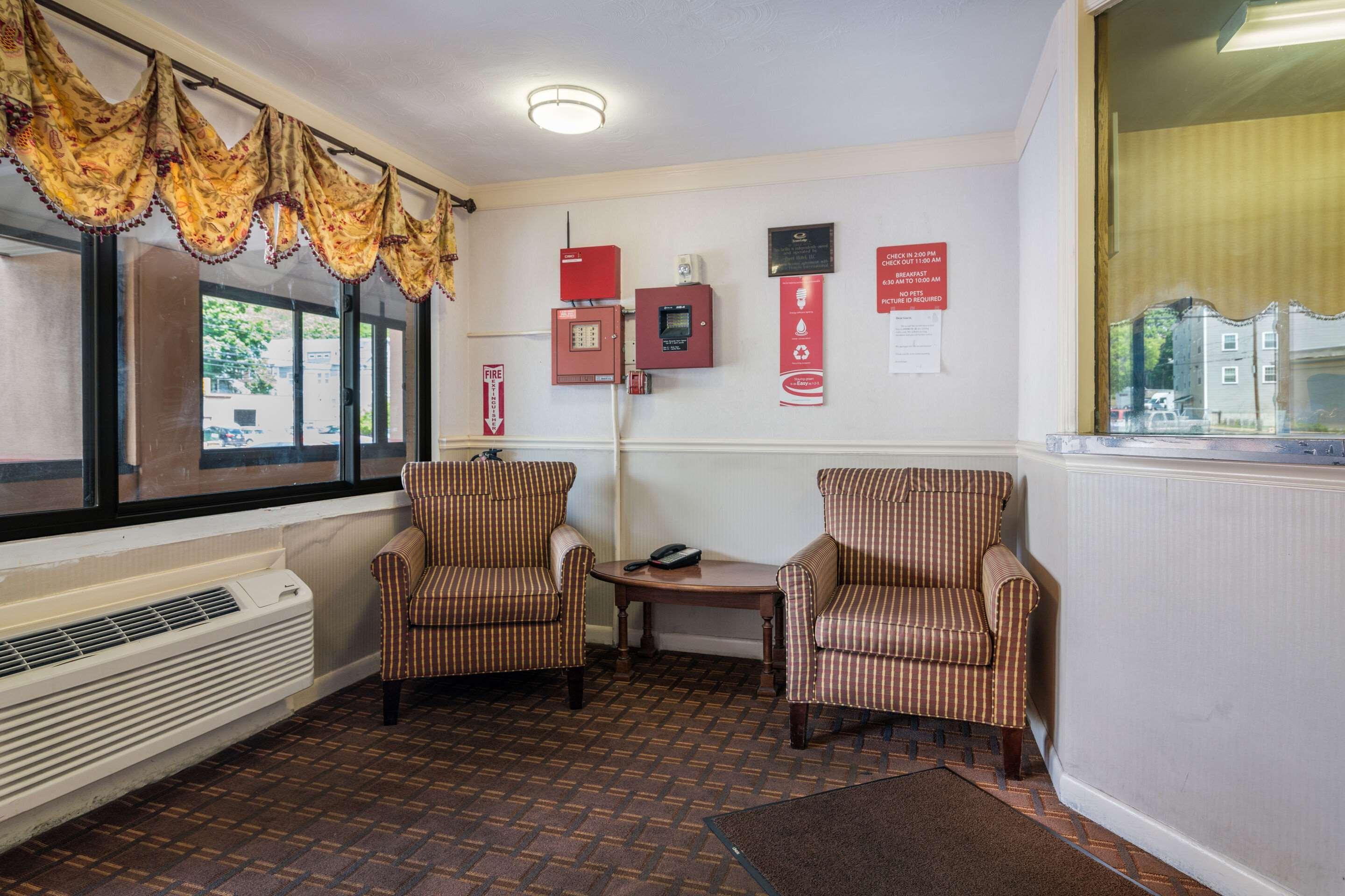 Econo Lodge Boston-Malden Bagian luar foto