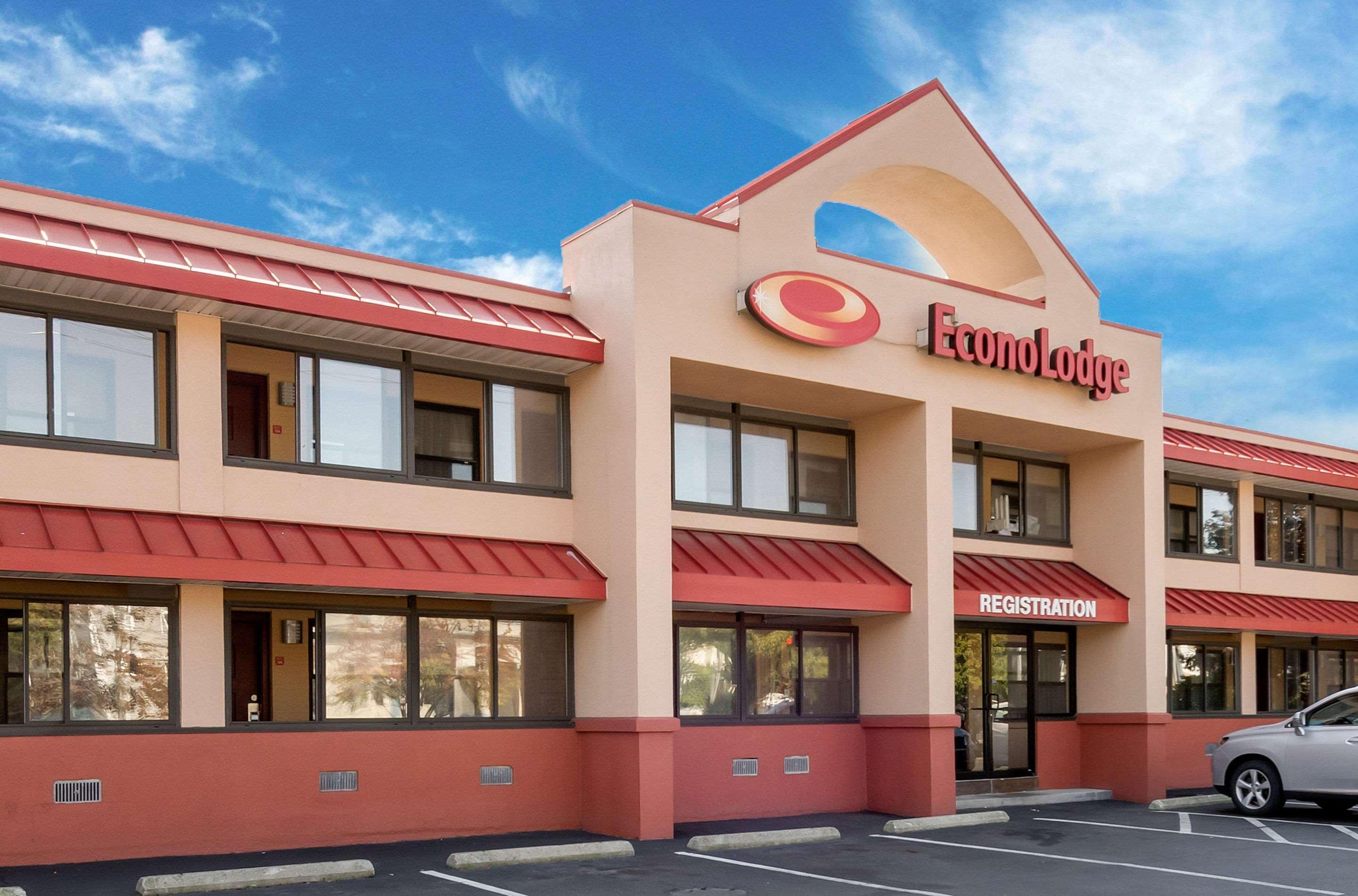 Econo Lodge Boston-Malden Bagian luar foto
